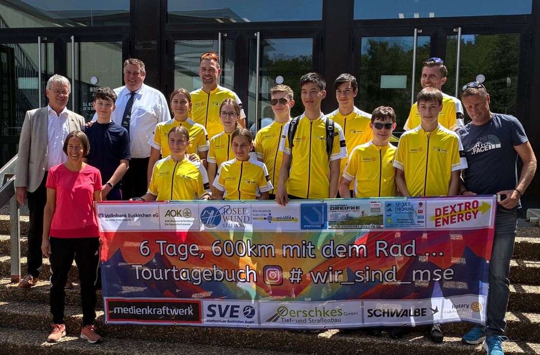 Startklar für 600 km Radtour und fast 5000 Höhenmeter. Die Dienstags-AG der Marienschule Euskirchen mit der Lehrerfachschaft Sport, Carsten Heuser, Sonja Neumann Bastian Oerschkes und Kai Ries. Schulleiter Michael Mombaur (4.v. li) und Erhard Stuchtey, Rotary Club Euskirchen (li) sind begeistert vom sozialen Engagement der sportlichen Gruppe.