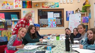 Melanie Reimann mit den Kindern und Jugendlichen in ihrer Kreativ-Werkstatt Nordeifel in Obergartzem.