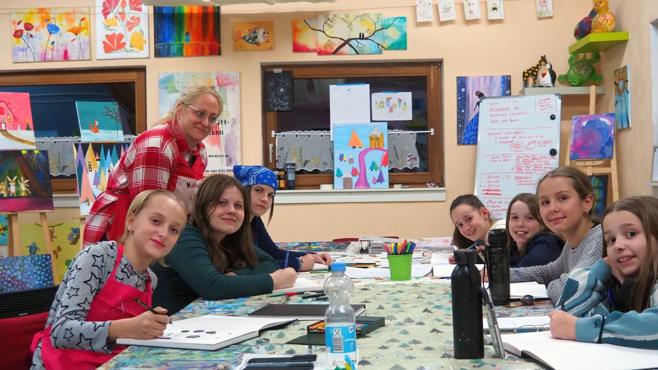 Melanie Reimann mit den Kindern und Jugendlichen in ihrer Kreativ-Werkstatt Nordeifel in Obergartzem.