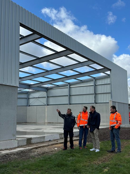 Von links: Heiko Kaiser, Betriebsleiter Zentralkläranlage, erläutert Andreas Loeb, Jörg Lempertz und Georg Stein den aktuellen Sachstand bei Bau der neuen Klärschlammlagerhalle.