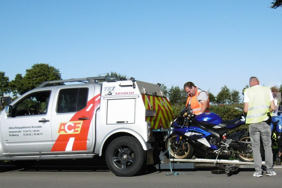 Nach einem Motorradrennen auf der "Eifelschleife" zwischen Kesternich, Rurberg und Einruhr wurden die Kräder von der Polizei sichergestellt.