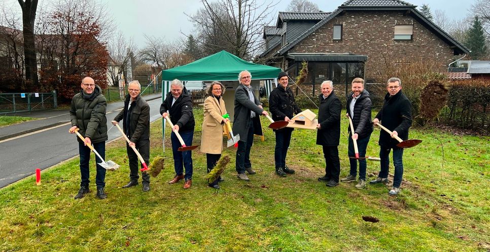 Den symbolischen Spatenstich führten NRW-Heimatministerin Ina Scharrenbach, Bürgermeister Bernd Goffart (3.v.l.), Ortsvorsteher Armin Voßen (r.), Landtagsabgeordneter Daniel Scheen-Pauls (2.vl.) und Mitglieder des Trägervereins durch. Auch das Modell des künftigen Rollesbroicher Dorfladens wurde der Fördergeberin präsentiert.