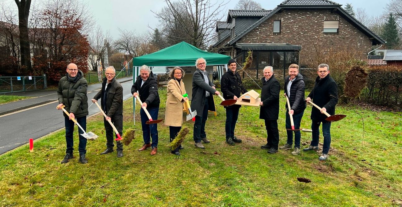 Den symbolischen Spatenstich führten NRW-Heimatministerin Ina Scharrenbach, Bürgermeister Bernd Goffart (3.v.l.), Ortsvorsteher Armin Voßen (r.), Landtagsabgeordneter Daniel Scheen-Pauls (2.vl.) und Mitglieder des Trägervereins durch. Auch das Modell des künftigen Rollesbroicher Dorfladens wurde der Fördergeberin präsentiert.