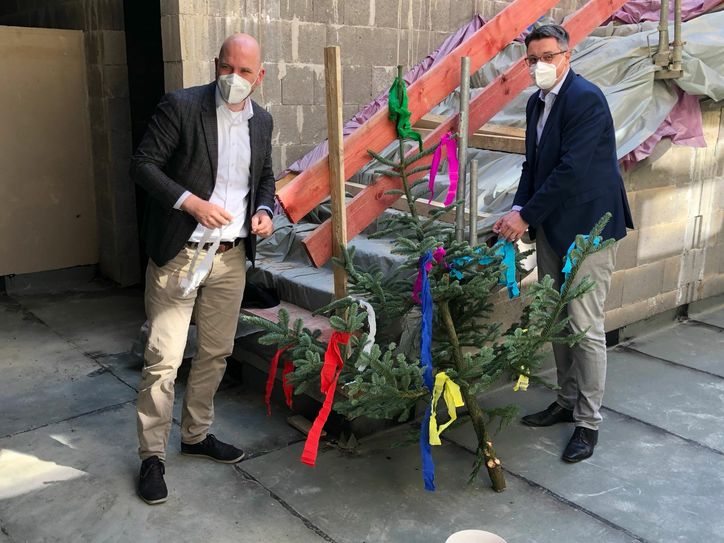 Roetgens Bürgermeister Jorma Klauss und Städteregionsrat Dr. Tim Grüttemeier beim Richtfest an der neuen »Kindertagesstätte Roetgen Mitte«. Foto: T. Förster
