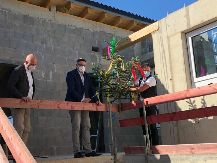 Jorma Klauss und Dr. Tim Grüttemeier mit Zimmerer Marcel Stollenwerk. Foto: T. Förster
