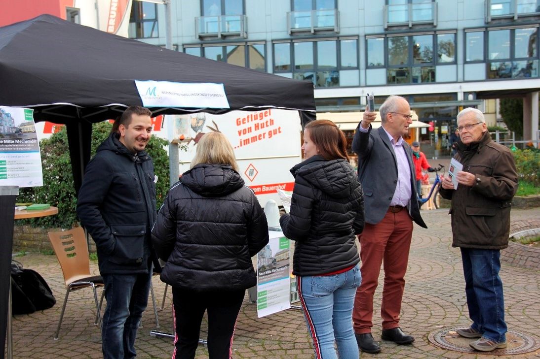 Mehmet Çelik (Planungsgruppe MWM, links) und Bürgermeister Dr. Hans-Peter Schick (2.v.r.) im Gespräch mit Bürgerinnen und Bürgern am Informations- und Beteiligungsstand im November 2020. Foto: Planungsgruppe MWM