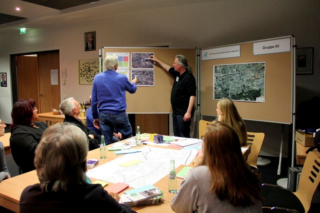 Bürgerinnen und Bürger analysieren die Bestandssituation in der Mechernicher Innenstadt und diskutieren über mögliche Entwicklungsziele und Maßnahmen. Foto: Planungsgruppe MWM