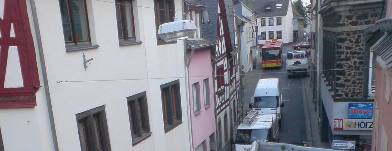 Aufgrund der geringen Fahrbahnbreite muss die Landesstraße 82 hierbei täglich zwischen 8.30 und 15.30 Uhr voll gesperrt werden.