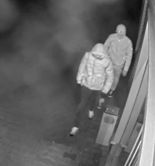 Bild der Überwachungskamera: zwei unbekannte Täter. Foto: Polizei RLP