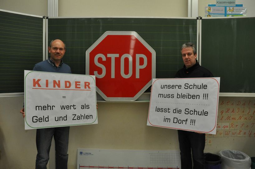 Hat der Protest, dem der Lieger Ortsbürgermeister Heinz Zilles (links) und der Elternsprecher der Lieger Grundschule, Ralf Lauxen, ein Gesicht geben nichts geholfen?