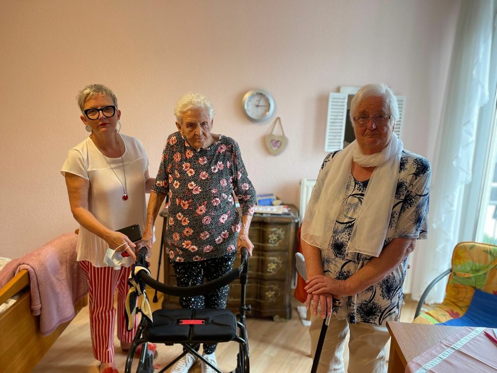 Liselotte Eisler (94, Mitte) und Sibylla Opdenhövel (85,rechts) aus Ahrweiler  sind nun im Seniorenheim »Pro Seniore« untergebracht. Ganz links: Seniorenheim-Chefin Margarete Vehrs. Foto: Zender