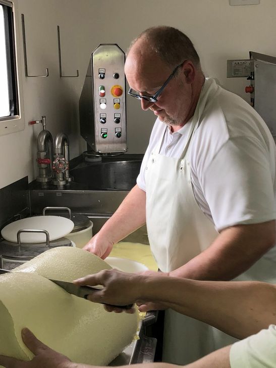 Thomas Homrighausen bei der Käseproduktion.