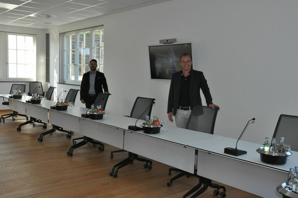 Jörg Lempertz (rechts), Bürgermeister VG Mendig, und der Fachbereichsleiter Andreas Loeb freuen sich auch über die modernste Technik, die den neuen Sitzungssaal multifunktional – bis hin zur Videokonferenz – einsetzbar macht.