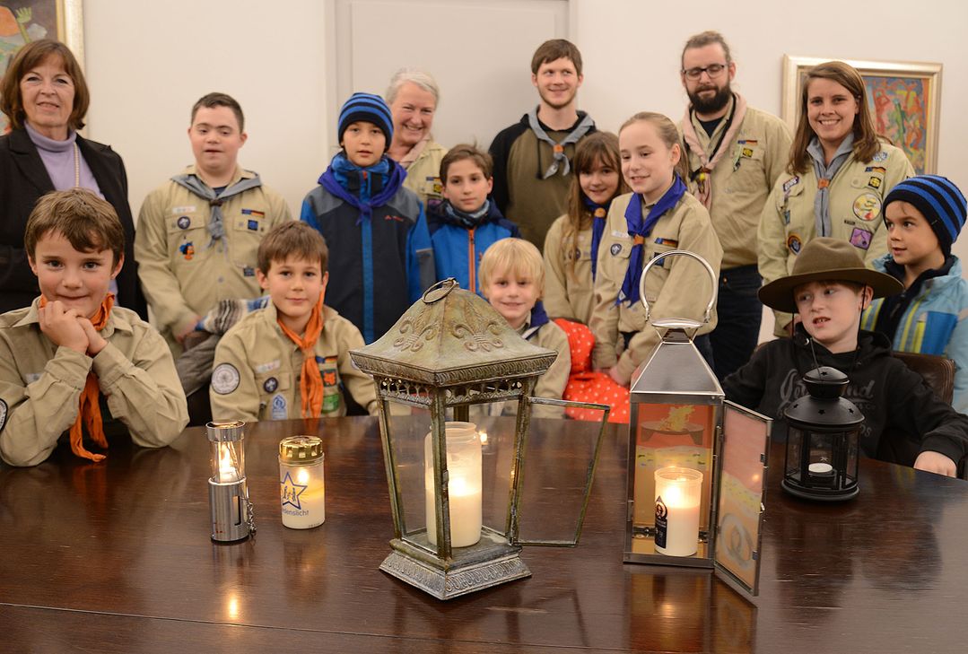 Bürgermeisterin Elvira Garbes (hintere Reihe links) freut sich über das Friedenslicht aus Bethlehem, das die Pfadfinderinnen und Pfadfinder Santa Cruz ins Rathaus gebracht haben. Foto: Presseamt Trier