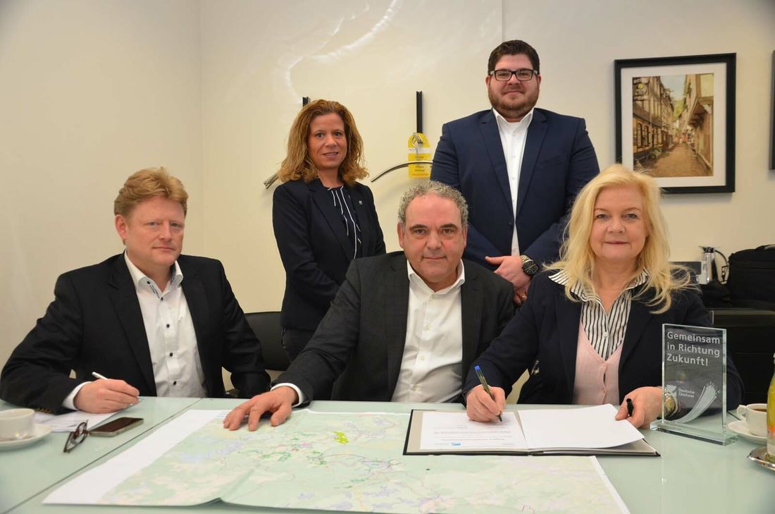 Kooperationsvertrag geschlossen, jetzt sind die Bürger am Zug: Geht es nach (v.l.) Wirtschaftsförderer Björn Schmitz, Nicole Holländer, Marco Westenberg und Dennis Schiefke von der Deutschen Glasfaser sowie Bürgermeisterin Margareta Ritter, dann werden Imgenbroich und Konzen auch ans schnelle Datennetz angeschlossen. Ob und wann das Angebot auch für die anderen Stadtteile gilt, wird die Zukunft zeigen.