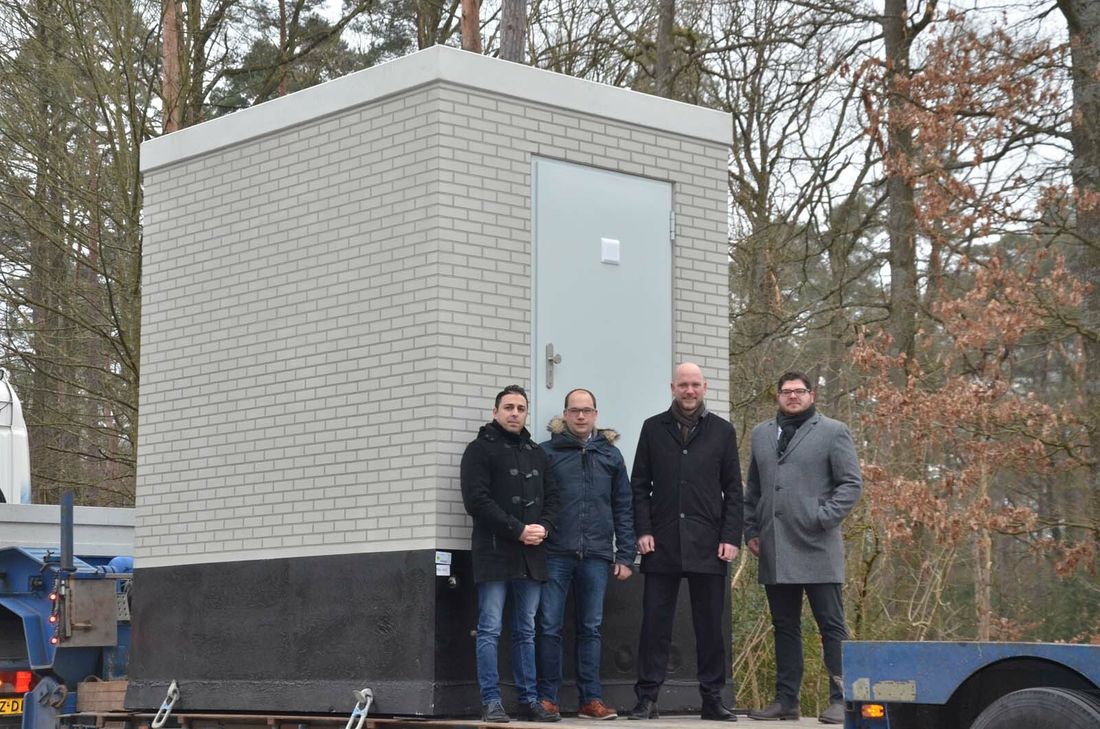 Bauleiter Sedat Akcay, Timothy Frings (Breitbandausbau Gemeinde Roetgen), Bürgermeister Jorma Klauss und Projektmanager Dennis Schiefke vor dem »PoP«, dem ersten Verteilerkasten für das Glasfaser-Netz in Rott. Fotos: T. Förster