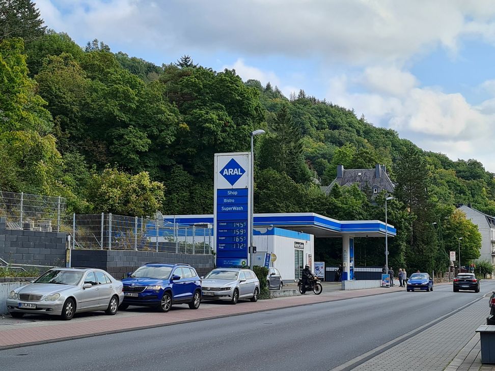 In dieser Tankstelle in Idar-Oberstein wurde ein junger Mann erschossen, weil er auf die Maskenpflicht hinwies. Foto. Klaus Desinger