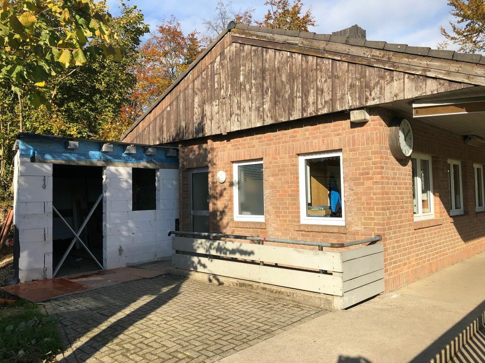 ...am Anbau ans Sportheim wird derzeit noch gewerkelt.