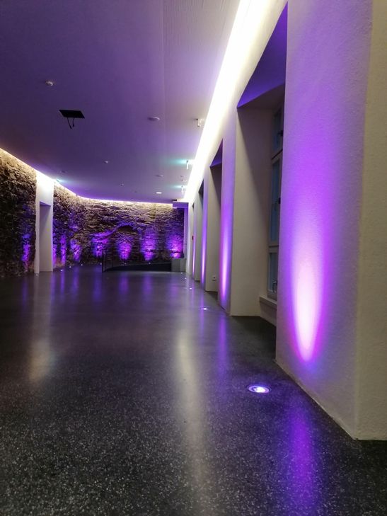 "Lichtspiele" im Kapuzinerkloster: Der "Maria-Elisabeth-Saal" im Erdgeschoss leuchtet – auf Wunsch – in verschiedenen Farben.