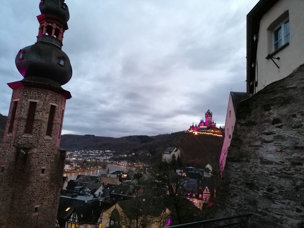 Vom "Nonnengarten", der vom "Maria-Elisabeth-Saal" aus erreichbar ist, eröffnet sich dem Betrachter ein besonderer Ausblick auf Cochem, die Mosel und die Reichsburg.