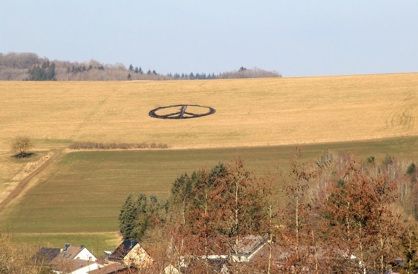 Nicht vorbeigucken kann man am großen "Peace"-Zeichen bei Hinterweiler.