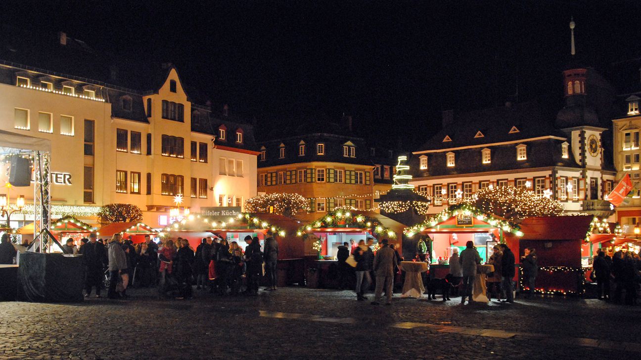 Der Mayener Weihnachtsmarkt findet - unter Einhaltung der Coronaregeln - auf dem Marktplatz statt.