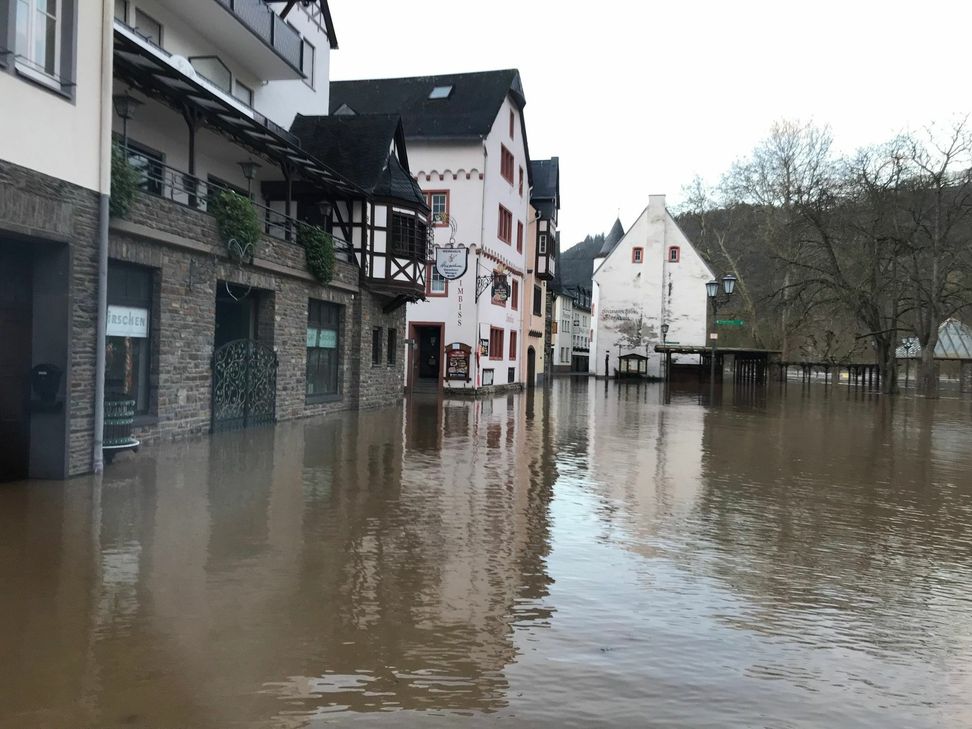 Das Hochwasser steht in Bruttig schon im Ort.