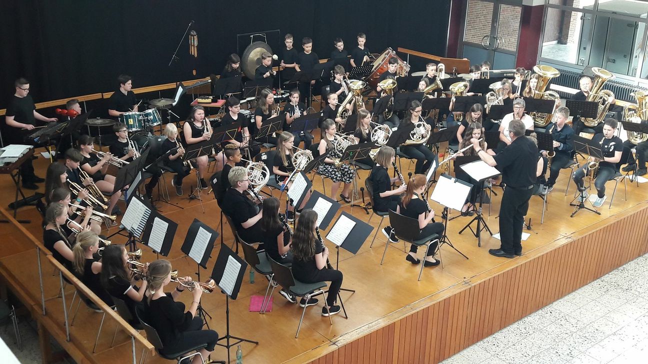 Nachwuchswerbung ist für die Musikvereine der Region ein schweres Unterfangen. Mit verschiedenen Angeboten und Projekten versuchen Vereine und Verbände Kindern Spaß am Musizieren zu vermitteln. So auch der Kreismusikverband Bernkastel-Wittlich mit den Blasorchester-Projekten »Hör mal was ich kann« und »Wind Band 4 teen(s)« (Im Bild: Abschlusskonzert in Wittlich im April). Foto: D.Heidweiler