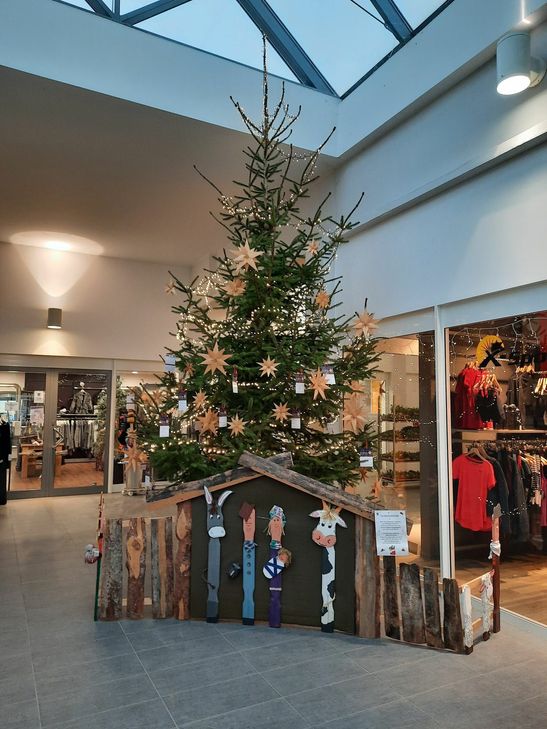 Der Tafelbaum ist eine Aktion der Stadt, Werbe- und Fördergemeinschaft und der Tafel Kastellaun.