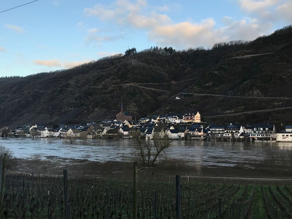 Ein Hochwasser-Blick über die Mosel nach Valwig.