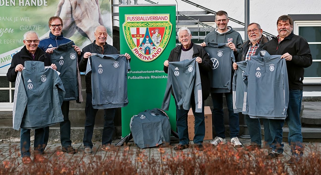 Von links: Udo Seifen (Beigeordneter der Verbandsgemeinde Adenau und 1. Vorsitzender der Oberahrtaler Sportfreunde), Bernd Backes (Oberahrtaler Sportfreunde) Dieter Sesterheim (Kreisvorsitzender Rhein/Ahr) Walter Desch (Präsident Fußballverband Rheinland), Dieter Hoffmann (SG Ahrtal), Udo Stratmann (1. Vorsitzender SC Dümpelfeld) und Gerd Stappen (1. Vorsitzender SV Insul).