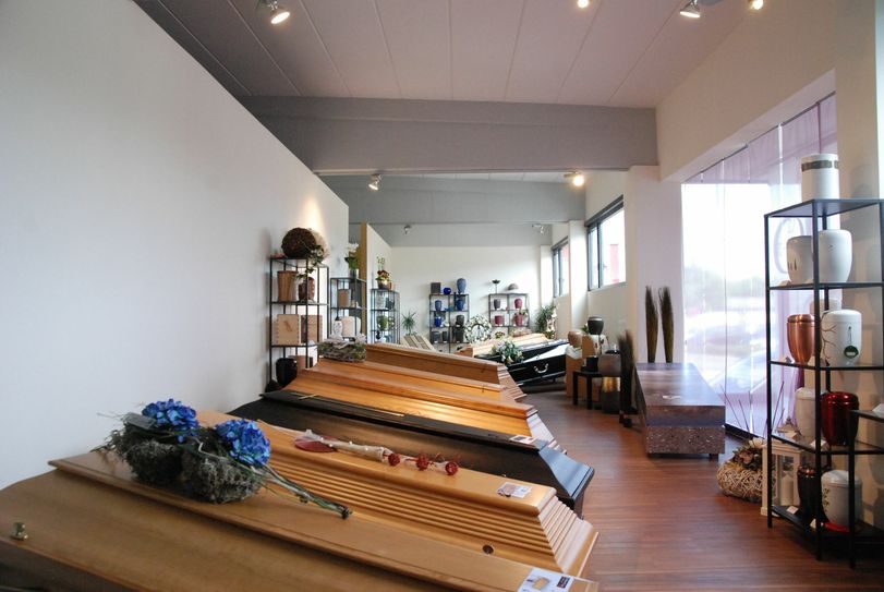 Heutzutage gibt es ein großes Angebot an Särgen und Urnen. Foto: Huss