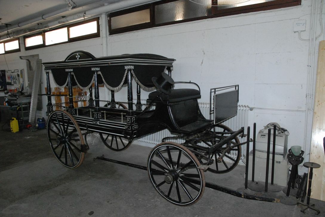 Ein Stück Geschichte. Ein Bestattungswagen aus längst vergangener Zeit. Foto: Huss