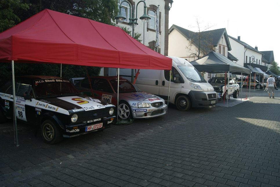 Auf der Rallye Meile in Daun startete der erste Renntag der Eifel Rallye mit der technischen Abnahme. Foto: Woltmann