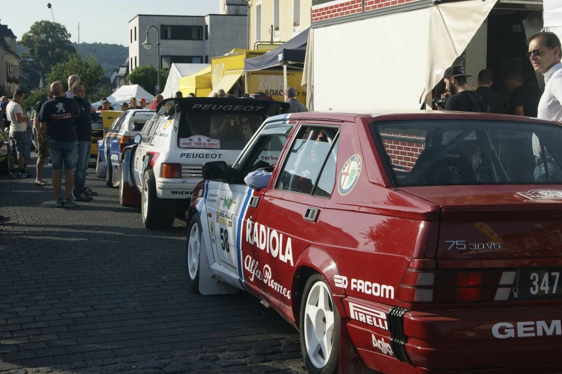 Auf der Rallye Meile in Daun startete der erste Renntag der Eifel Rallye mit der technischen Abnahme. Foto: Woltmann