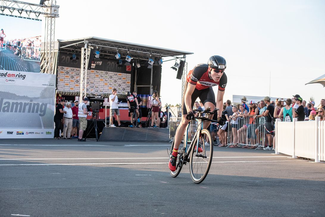 Die Fahrer drehten Runde um Runde im Kampf um den Sieg.