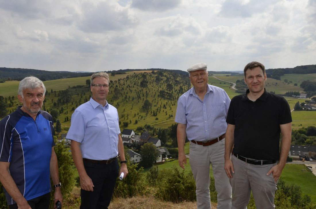 Sie präsentierten die Pflegemaßnahmen (v.li.): Förster Rolf Heller, Achim Blindert, Prof. Dr. Wolfgang Schumacher und Daniel Boos. mn-Foto