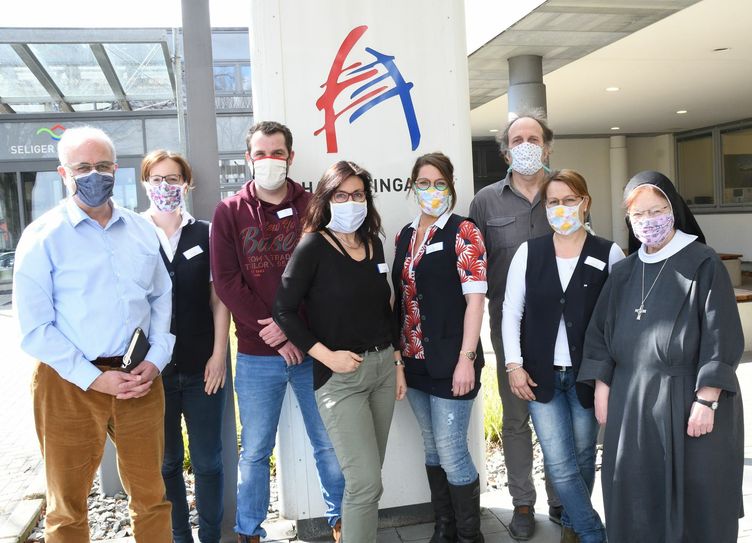 Aktuell herrscht ein Betretungsverbot für die Eifelklinik - zum Schutze der Patienten, gerade auch Menschen, die mit dem Corona-Virus infiziert sind. Ausgenommen sind werdende und frischgebackene Väter, die bei Mutter und Kind sein dürfen.