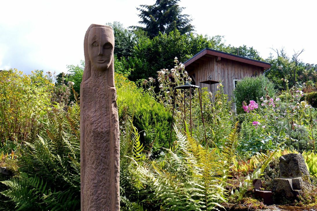 In Greimerath/Eifel öffnet die Bildhauerin Christine Nicolay die Pforten ihres Skulpturengartens und begrüßt die Gäste zu Führungen. Foto: FF