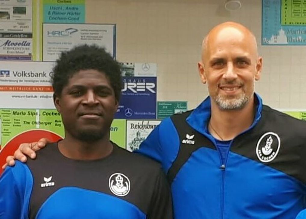 Spvgg-Trainer Niko Foroutan (rechts) und sein Co-Trainer Hervé Gilles Loulouga können wie alle Fußballer nur abwarten.