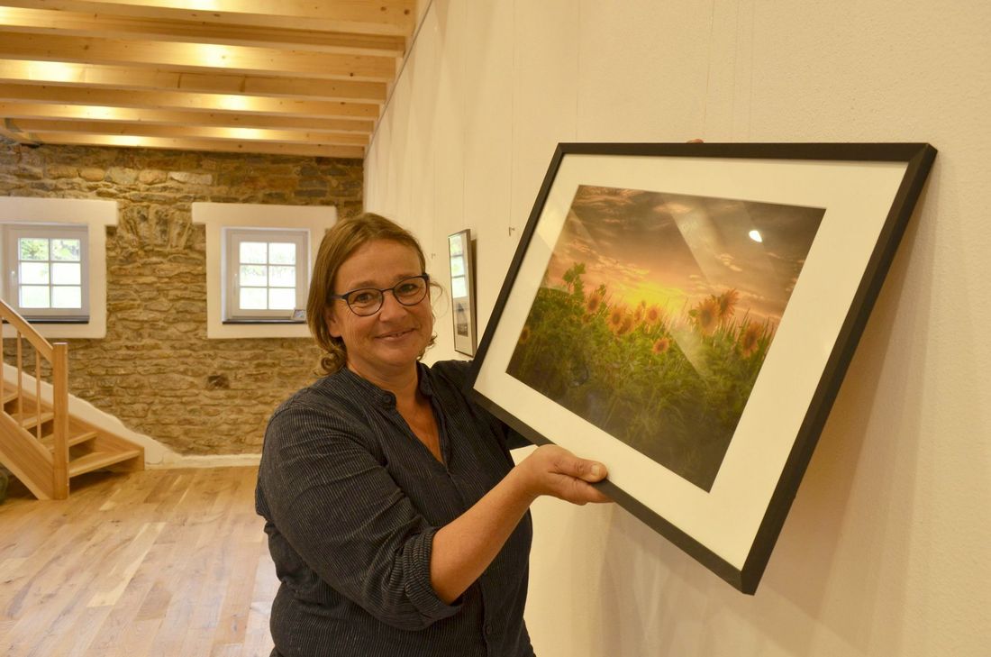 Johanna von Mücke hängt die ersten Fotografien zur Ausstellung »Natur und Meer«, die in ihrer Uedelhovener Galerie stattfindet. »Es sind«, freut sie sich, »sehr unterschiedliche Stile zu sehen«. Fotos: Nielen