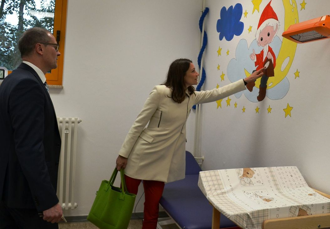 Ministerin Anne Spiegel und der Leiter der AfA, Stefan Ding, im Untersuchungszimmer der Aufnahmeeinrichtung. Foto: FF