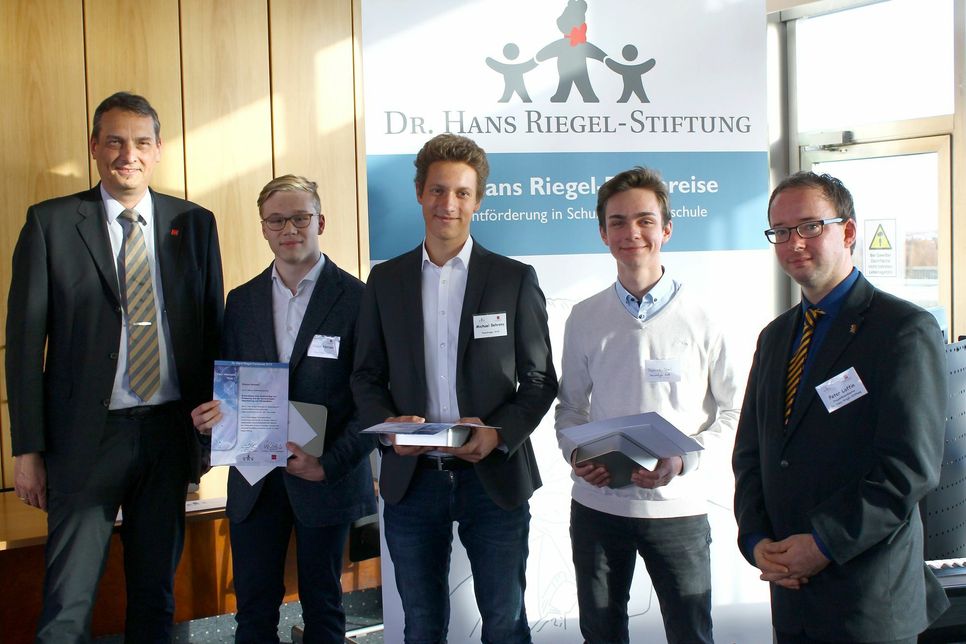 Die Preisträger für das Fach Informatik: Simon Hessel (Trier, 1. Platz), Michael Behrens (Mainz, 2. Platz) und Patrick Steil (Kaiserslautern, 3. Platz). Foto: FF