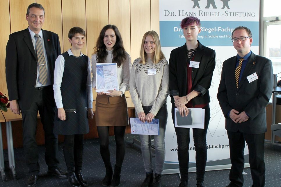 Die Preisträger für das Fach Mathematik: Charlotte Claß (Diez, 1. Platz), Cornelia Born (Mainz, 2. Platz) und Anne Christin Deutschen (Trier, 3. Platz). Foto: FF