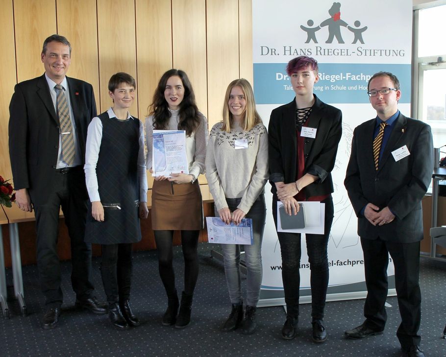Die Preisträger für das Fach Mathematik: Charlotte Claß (Diez, 1. Platz), Cornelia Born (Mainz, 2. Platz) und Anne Christin Deutschen (Trier, 3. Platz). Foto: FF