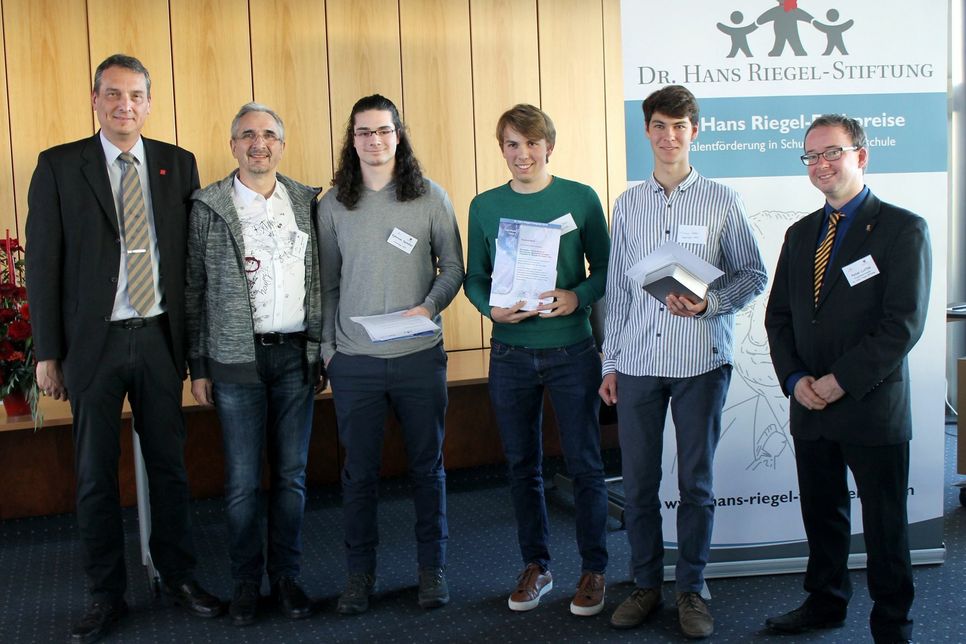 Die Preisträger für das Fach Physik: Ephraim Spindler (Idar-Oberstein, 1. Platz), Yannik Biehl (Trier, 2. Platz) und Tillmann Keller (Mainz, 3. Platz). Foto: FF