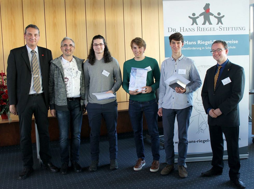 Die Preisträger für das Fach Physik: Ephraim Spindler (Idar-Oberstein, 1. Platz), Yannik Biehl (Trier, 2. Platz) und Tillmann Keller (Mainz, 3. Platz). Foto: FF