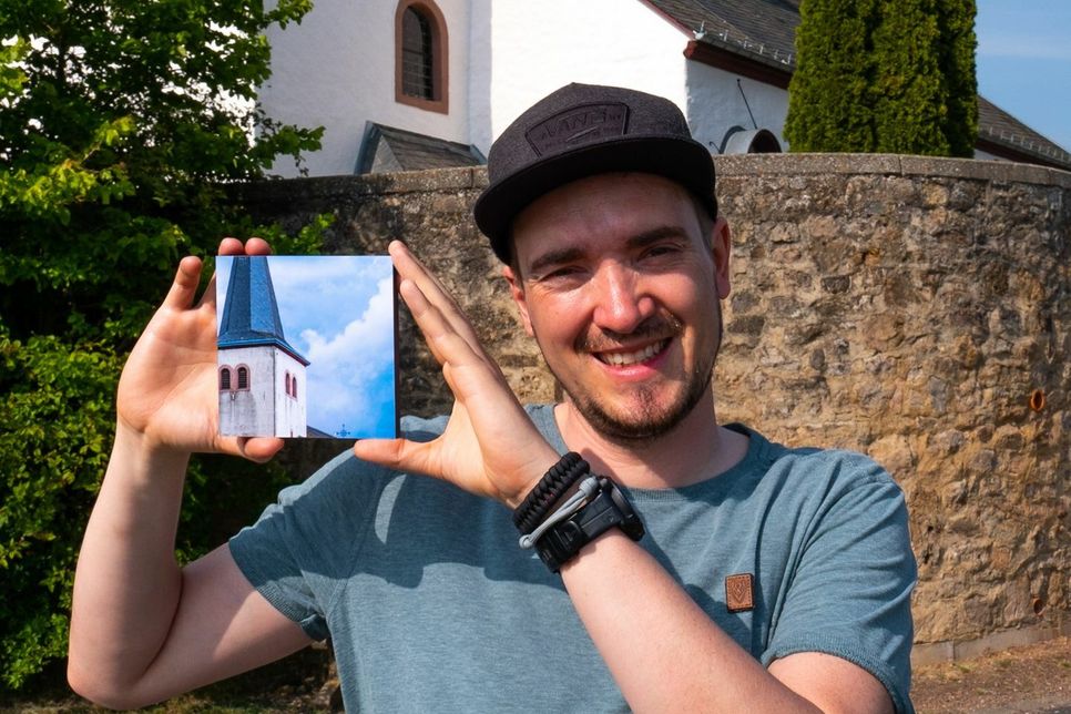 David Rosenbaum und das »bildbrett« der Kirche in Weyer. Die außergewöhnlichen Fotografien kann man kaufen und damit die Aktion »#WirfürMechernich« unterstützen. Fotos: David Rosenbaum