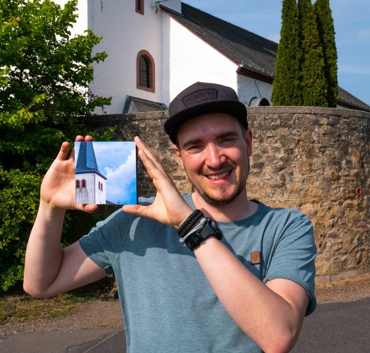 David Rosenbaum und das »bildbrett« der Kirche in Weyer. Die außergewöhnlichen Fotografien kann man kaufen und damit die Aktion »#WirfürMechernich« unterstützen. Fotos: David Rosenbaum