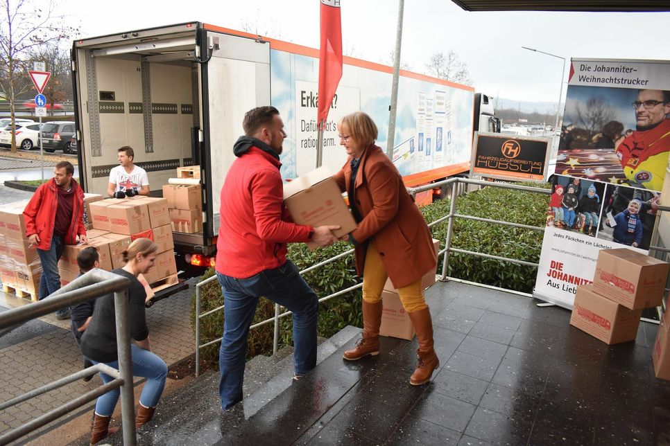 ... haben am Montag an der Trierer Dienststelle knapp zehn Tonnen Hilfsgüter in 664 Weihnachtstrucker-Paketen für die Fahrt nach Nord-Rumänien verladen.